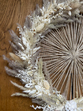 Charger l&#39;image dans la galerie, Cercle fleuri en bois décoré de fil