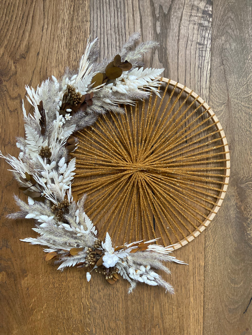 Cercle en bois décoré de fil et fleurs séchées