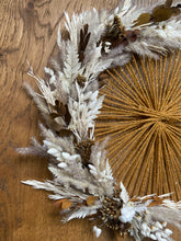 Load image into Gallery viewer, Cercle en bois décoré de fil et fleurs séchées