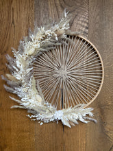 Load image into Gallery viewer, Cercle fleuri en bois décoré de fil