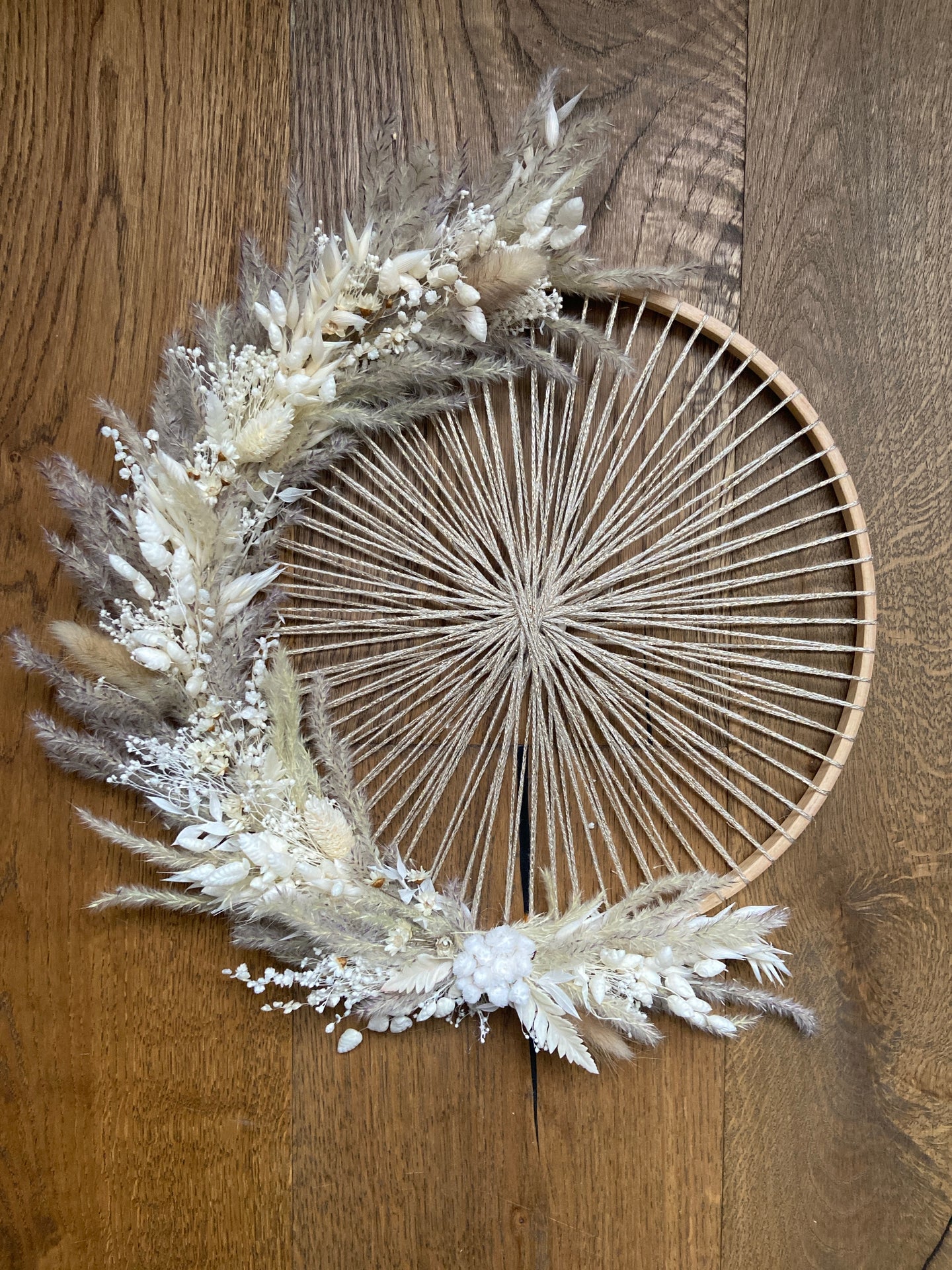 Cercle fleuri en bois décoré de fil